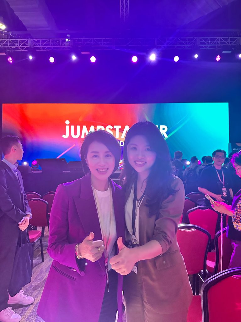 阿里巴巴香港創業者基金執行董事 周駱美琪（左）與虹科CEO 陳秋苑（右）