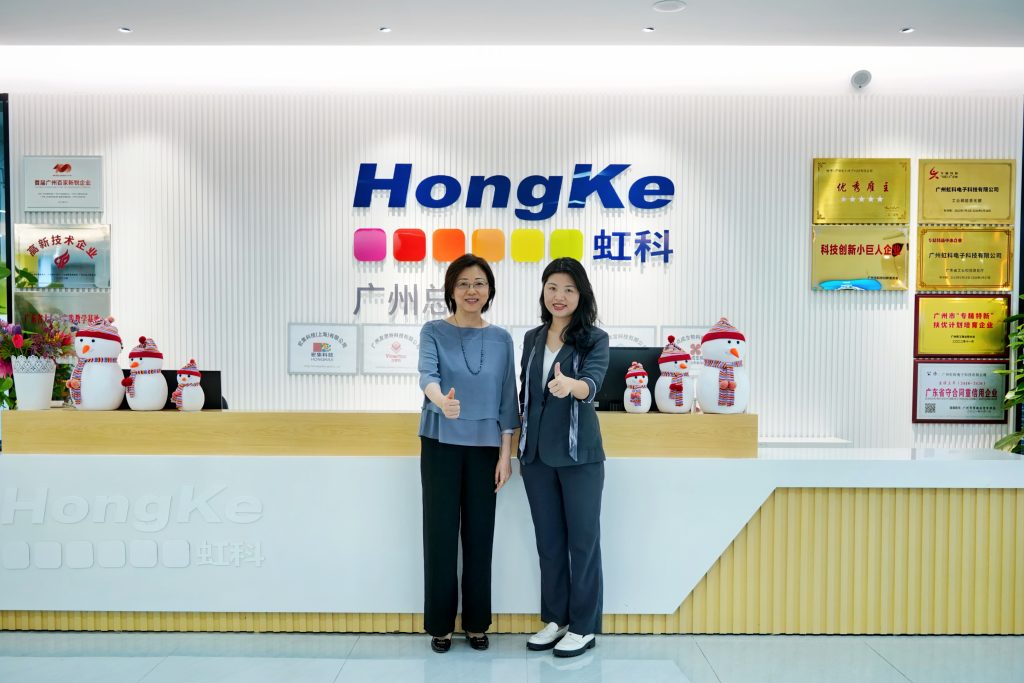 香港投資推廣署駐粵辦葉主任（左）與虹科CEO陳秋苑（右）合影