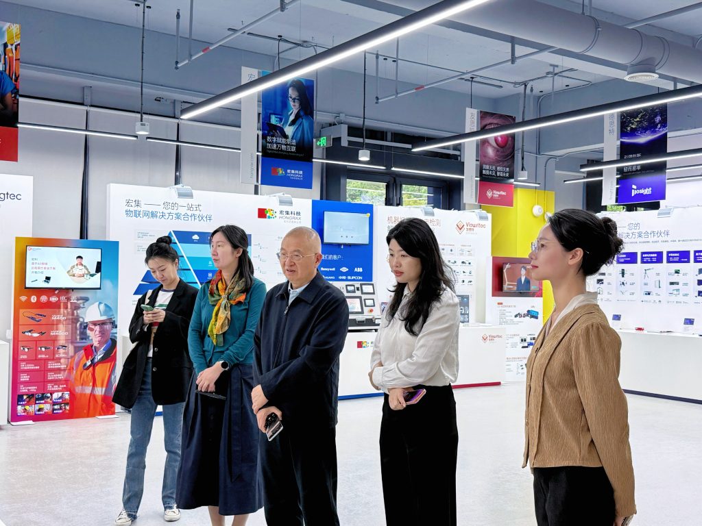 李善民教授一行參觀虹科展廳（4）